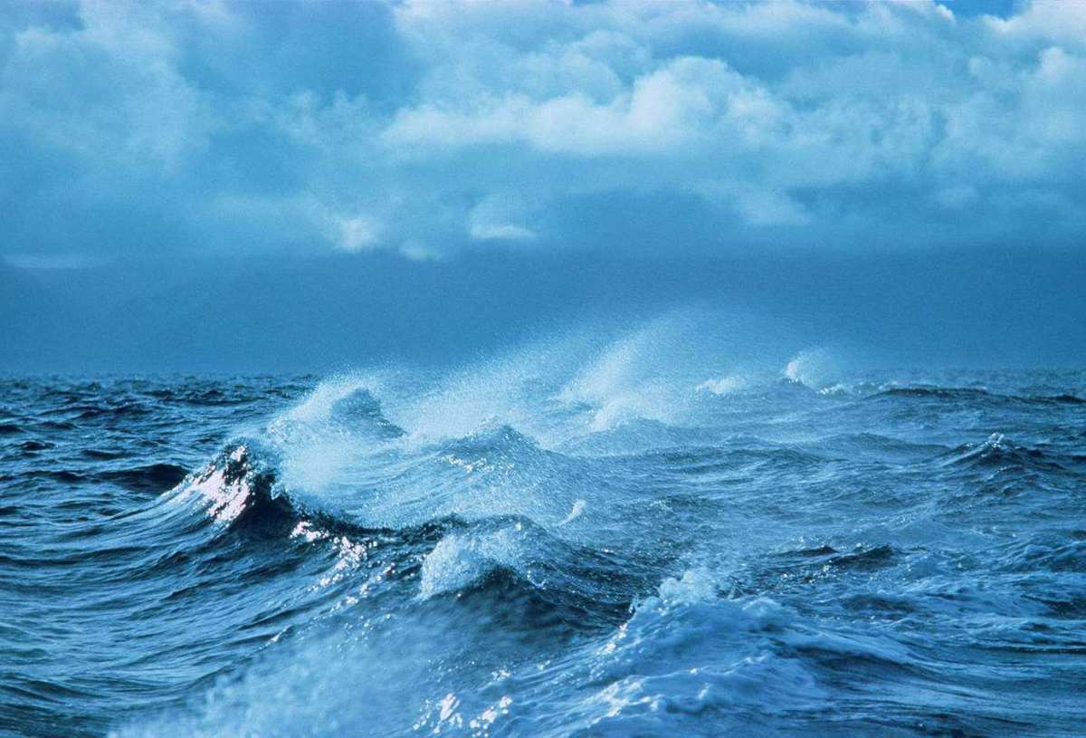 梦见汹涌澎湃的大海涨潮是怎么回事？