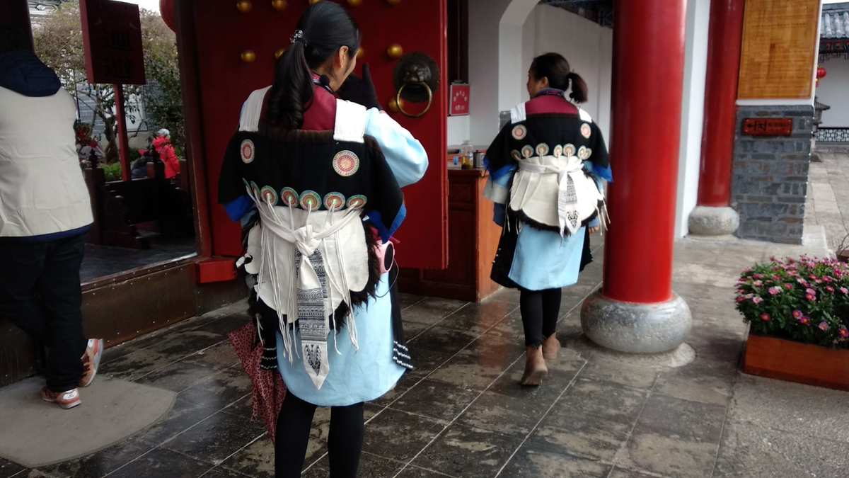 维吾尔族族服饰特点_纳西族服饰_藏族族服饰是什么