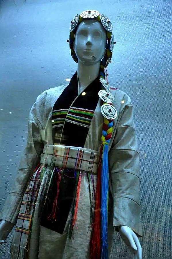 藏族族服饰是什么_维吾尔族族服饰特点_纳西族服饰