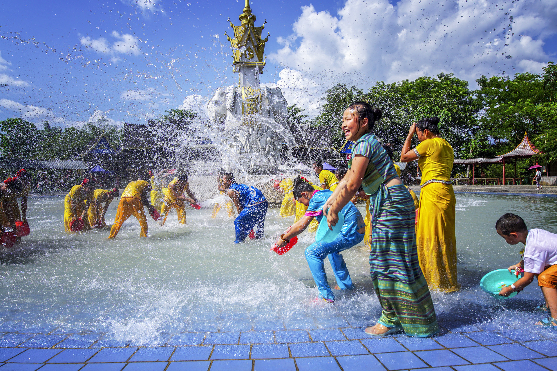 傣族的新年节日,是傣族一年中最盛大的传统节目_傣族的节日_傣族著名节日