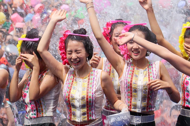 傣族的节日_傣族著名节日_傣族的新年节日,是傣族一年中最盛大的传统节目