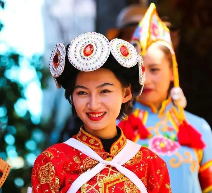 纳西族服饰_央视纪录片纳西纳西_藏族族服饰是什么