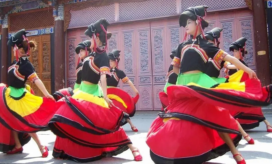 藏族族服饰是什么_央视纪录片纳西纳西_纳西族服饰