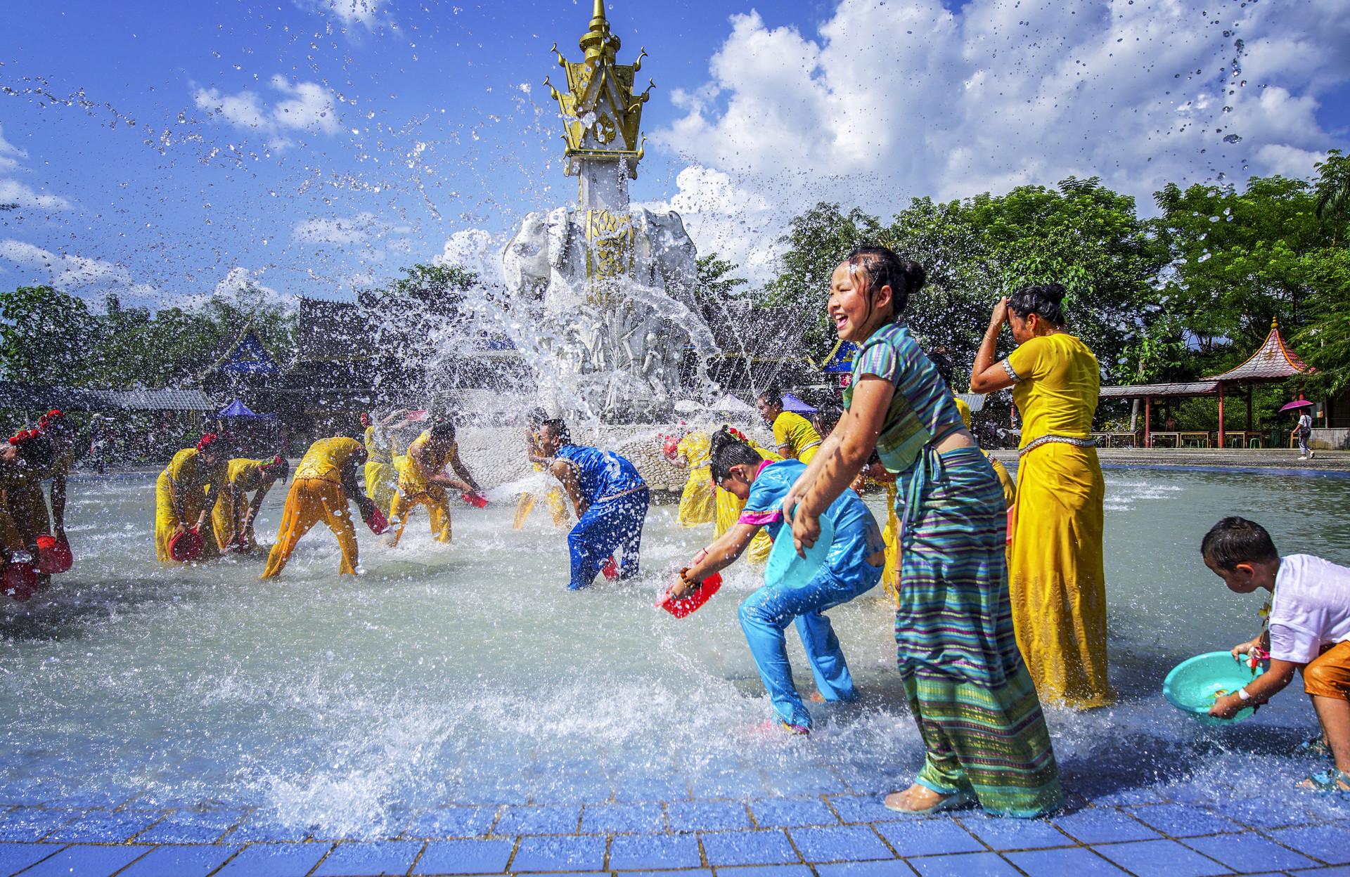傣族泼水节：用圣洁的水冲走疾病和灾难！
