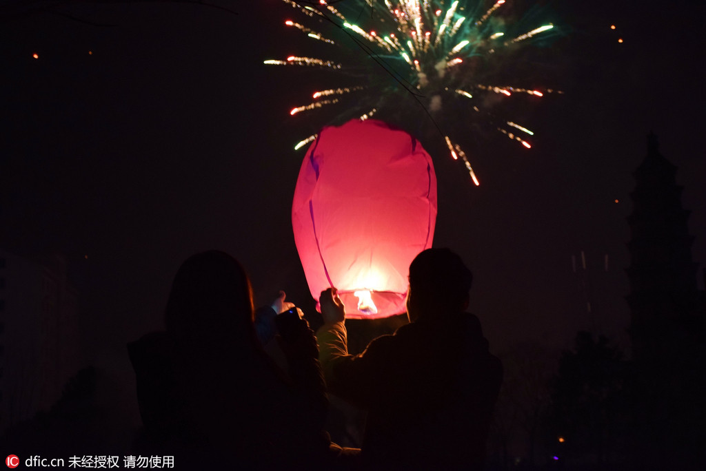 孔明灯什么节日放的_上海可以放孔明灯么_放孔明灯的节日