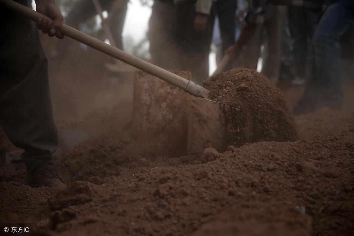 农村丧葬仪式“一扫金，二扫银，三扫骡马成了群”，扫的是福气！